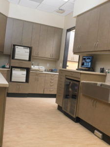 Steri Center–Spacious, easy flowingsterilization area. Allows for fast andefficient productivity by facilitating several people to work in one area.Equipped with Midmark Sterilization equipment