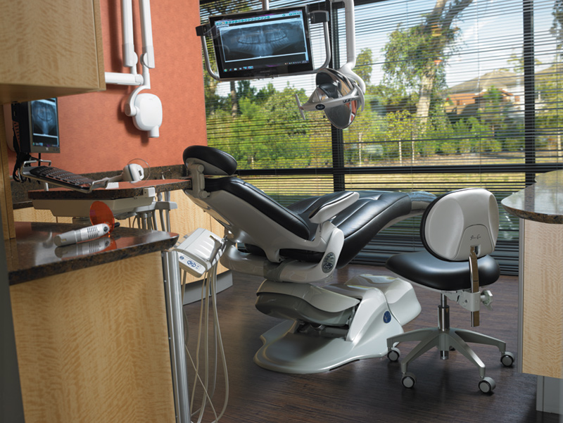 This state-of-the art operatory is equipped with Pelton & Crane 3000 Chairs, Stools, Helios 3000 Lights, Renaissance rear and side cabinetry, a 2500 Delivery System, and the KaVo Comfort Drive Handpiece.