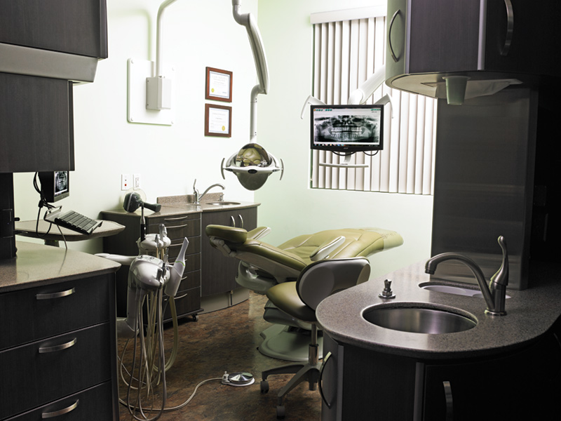 Open bay operatories, equipped with Pelton & Crane massage chairs and delivery units, are designed for maximum productivityas well as patient comfort.