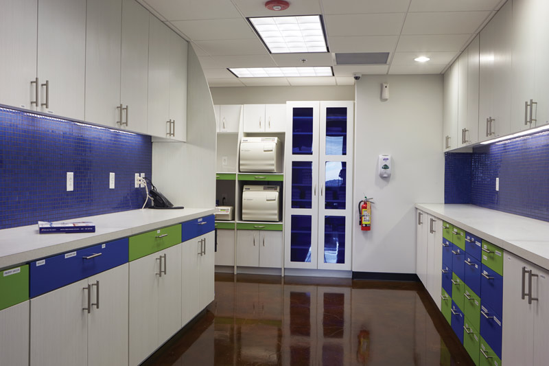 Striking in its clarity, the blue wing of the sterilization area, with glossy blue tiles, denotes that instruments have completed the sterilization process and are clean and ready for use.