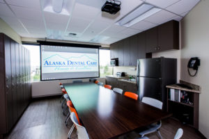 The large and comfortable employee lounge doubles as meeting and training space, with audio visual capacities and a large projection screen.